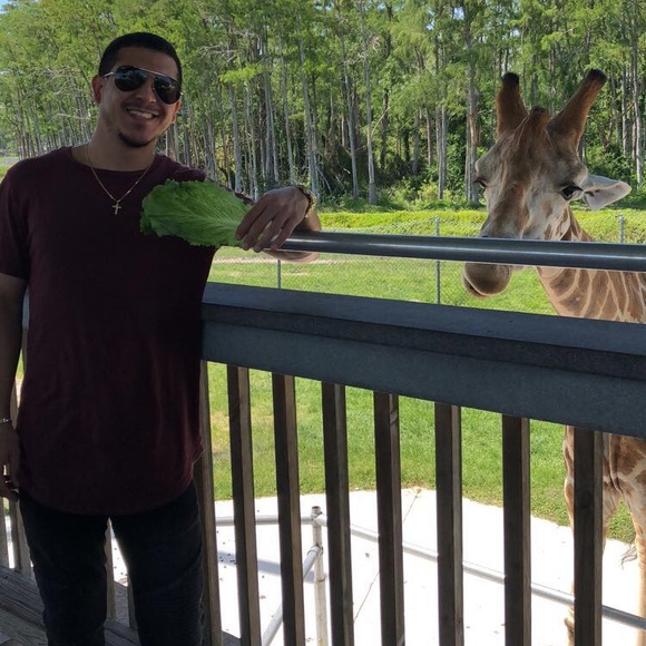 Meet your Posher, Alejandro - Picture 3 of 4